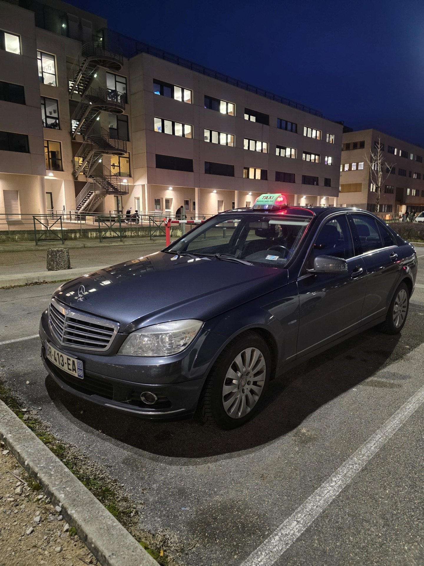 Taxi Micka Taxi devant l'Hôpital Nord Franche-Comté